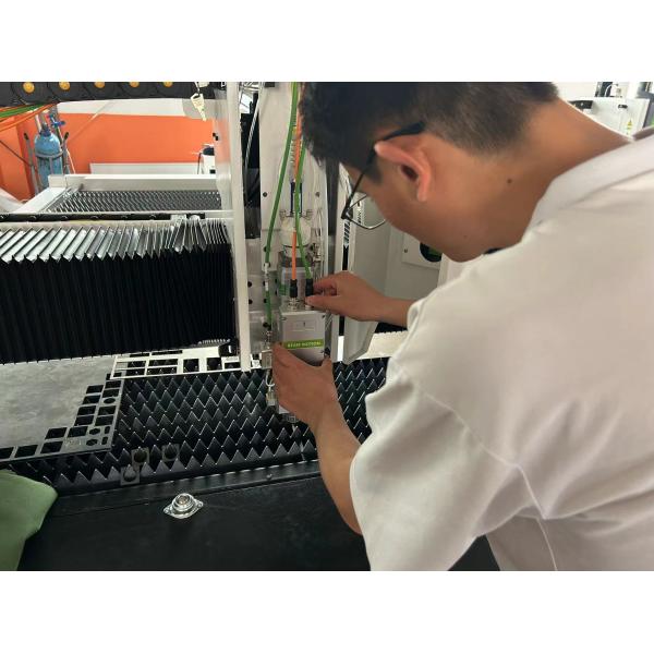 Raytools Laser Head Metal Stainless Steel Tube and Iron Sheet Automatic Closed Fiber Laser Cutting Machine