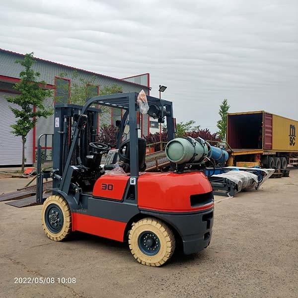 3.0T Utilisation du chariot élévateur à GPL dans l'entrepôt 3m Pneus à mât solide Chariot élévateur à double combustible