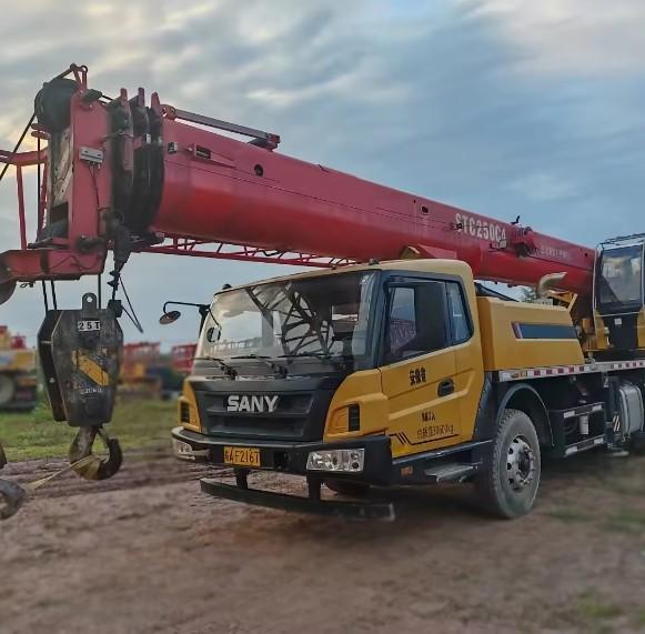 STC250C4 Máquina de elevação móvel usada de 25 toneladas 43,5m com motor WEICHAI