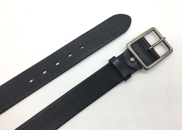 Выбитые проверки делают по образцу кожаный случайный пояс джинсов для людей с классической одиночной пряжкой Prong