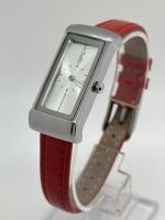 Reloj de mujer de cuero rojo grabado Reloj de cuarzo para estilo clásico y moderno