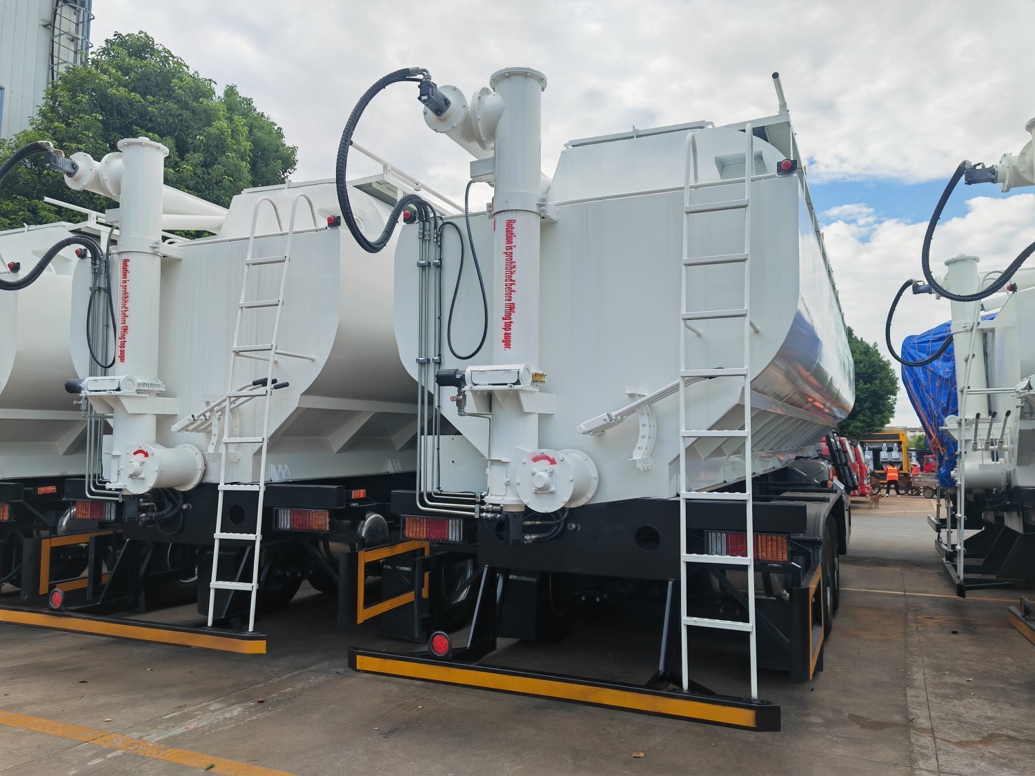 3 Axle 40–50 CBM Bulk Feed Semi Trailer with ISUZU Auxiliary Engine for Saudi Arabia