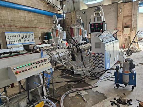 高性能自動挤出機 HDPEプラスチックパイプのための単回螺旋プラスチック挤出ライン