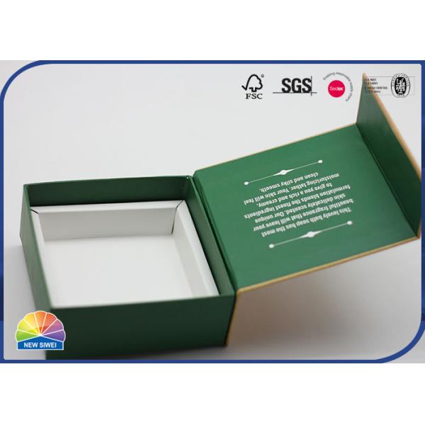 Цвет Pantone слоения подарочной коробки крышки собаки прикрепленный на петлях зеленой книгой штейновый