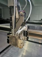 Máquina de pegado con trazador de pegamento XY para pantallas POS/POP corrugadas (FSDU, CDU, contenedores de basura)