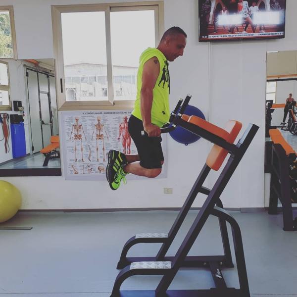 Indoor Bodybuilding Vertical Knees Up/Dip Strength Trainer for Space-Saving Solution