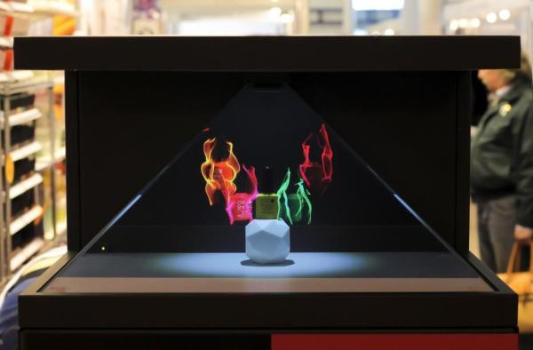 Unidad de visualización completa de la pirámide del holograma de la resolución de HD en sala de exposiciones