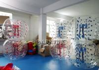 O ponto vermelho dos brinquedos infláveis exteriores comerciais/ser humano azul do ponto fez sob medida a bola de futebol 1,7 M