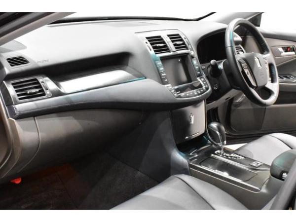Toyota Crown 2.5 Sports Navigation Package New Black Leather Seat Covers / All-New Full Water Tank Capacity For The Car / All-New 20-Inch Tires And Wheels / All-New Aerodynamics / All-New LED Fog Lig