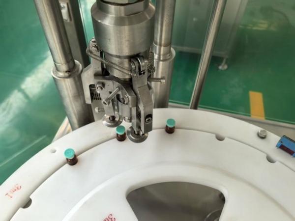 Machine de remplissage et de fermeture de flacons adaptée aux bouteilles de 2 à 30 ml entièrement automatique, capacité de production et vente directe du fabricant