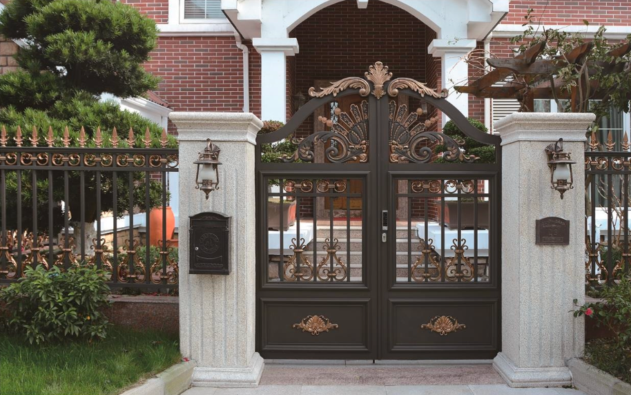 The courtyard gate S-D066