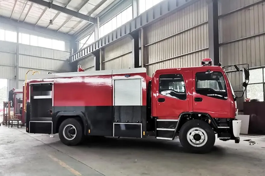 ISUZU 4X2 4000L Firefighting Truck , Fire And Rescue Truck 4tons
