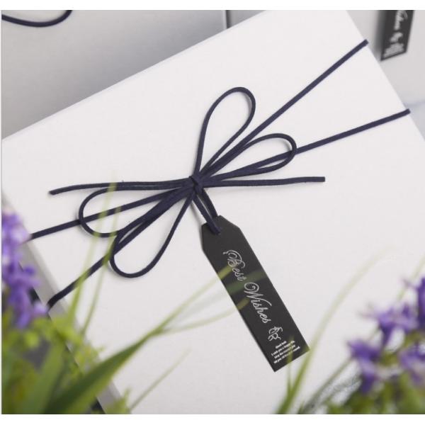 Las cajas de regalo de la Navidad del paquete plano reciclaron los materiales blancos de la cartulina con la cinta