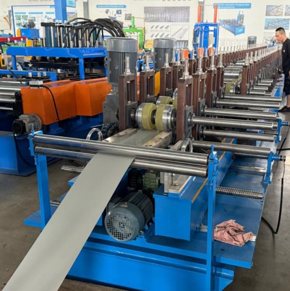 Machine de formage de crête réglable en largeur