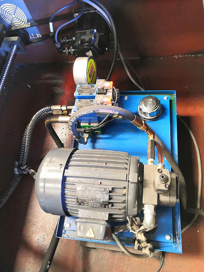 V-отрезка сервопривода автомата для резки паза CNC v металлического листа машина полного ведя счет