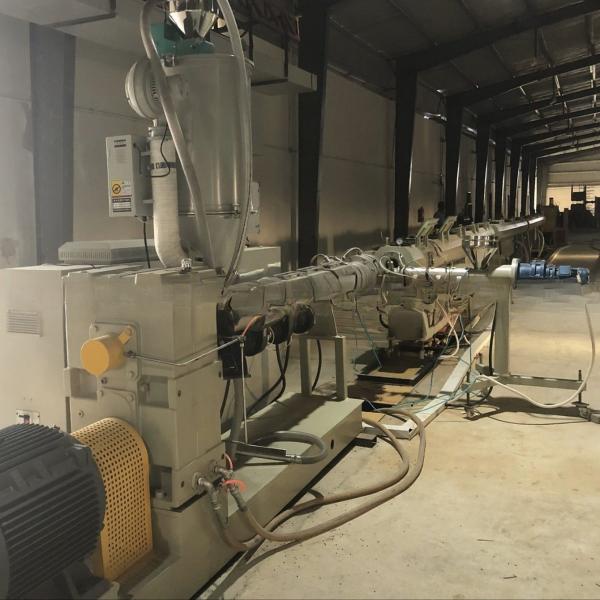 Machine de moulage par extrusion de tubes en PEHD avec structure à vis profonde