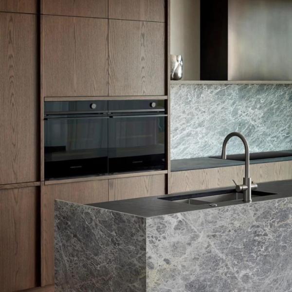 Custom Modern Style Quartz Countertop Kitchen Cabinet with Island Oak Wood Veneer Kitchen Cabinet