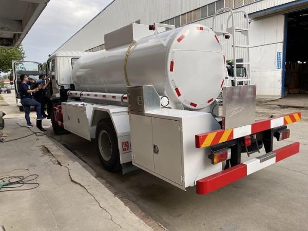 China 7cbm/7m3/7,000Liters Isuzu Tank Vehicles 7 Tons Chemical Liquid Tanker Truck to Djibouti
