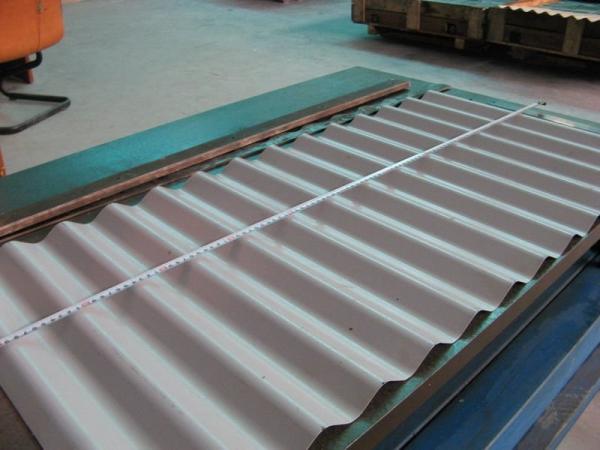 Rolo de aço ondulado hidráulico que forma a máquina com corte do sistema
