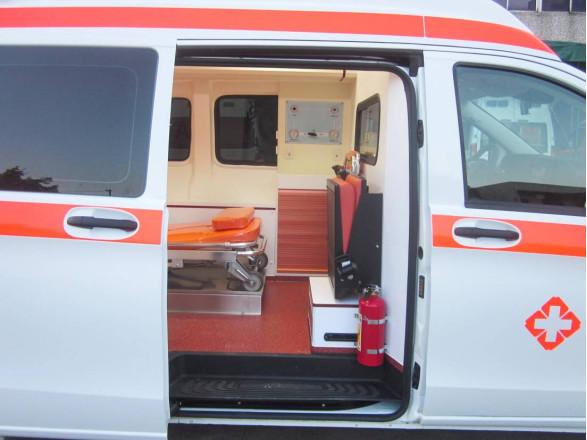 Gasoline Mercedes Benz Ambulance 7 Seat Front Mounted 4×2 Automatic Transmission