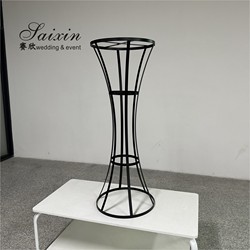 Grand stand de fleurs en métal noir