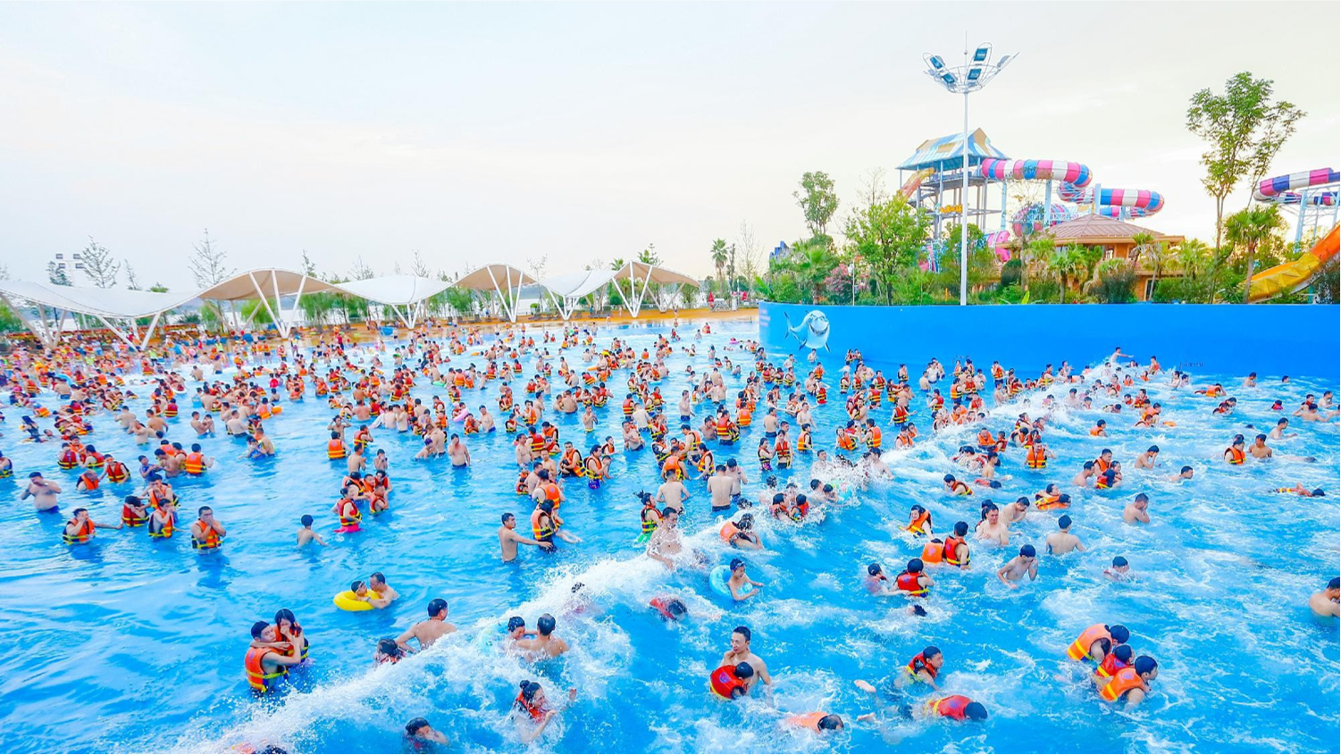 Central Control Vacuum Tsunami Wave Pool For Aqua Resort
