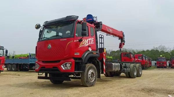 Camion léger de 8 tonnes à bras télescopique à bras pliant véhicule monté grue mobile