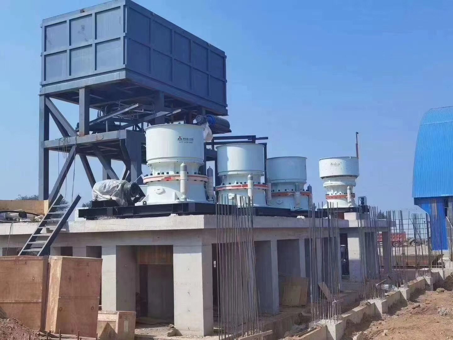 Коническая дробилка машины мобильная 30kw 350mm дробилки камня машинного оборудования минирования гидравлическая