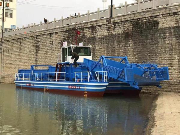 1.8 M Cutting Width Propeller Driven 75 KW Power Mowing Boat At 4-5 Km/h Speed