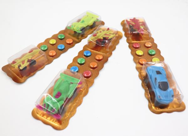 Les beaux jouets d'avion de voiture avec le bonbon à nouveauté de sucrerie pour des enfants font la fête la sucrerie
