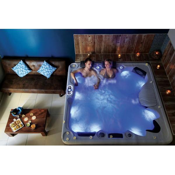 На открытом воздухе воздушные струи массажируют спа водопада водоворота джакузи с 3 местами 2 гостиной