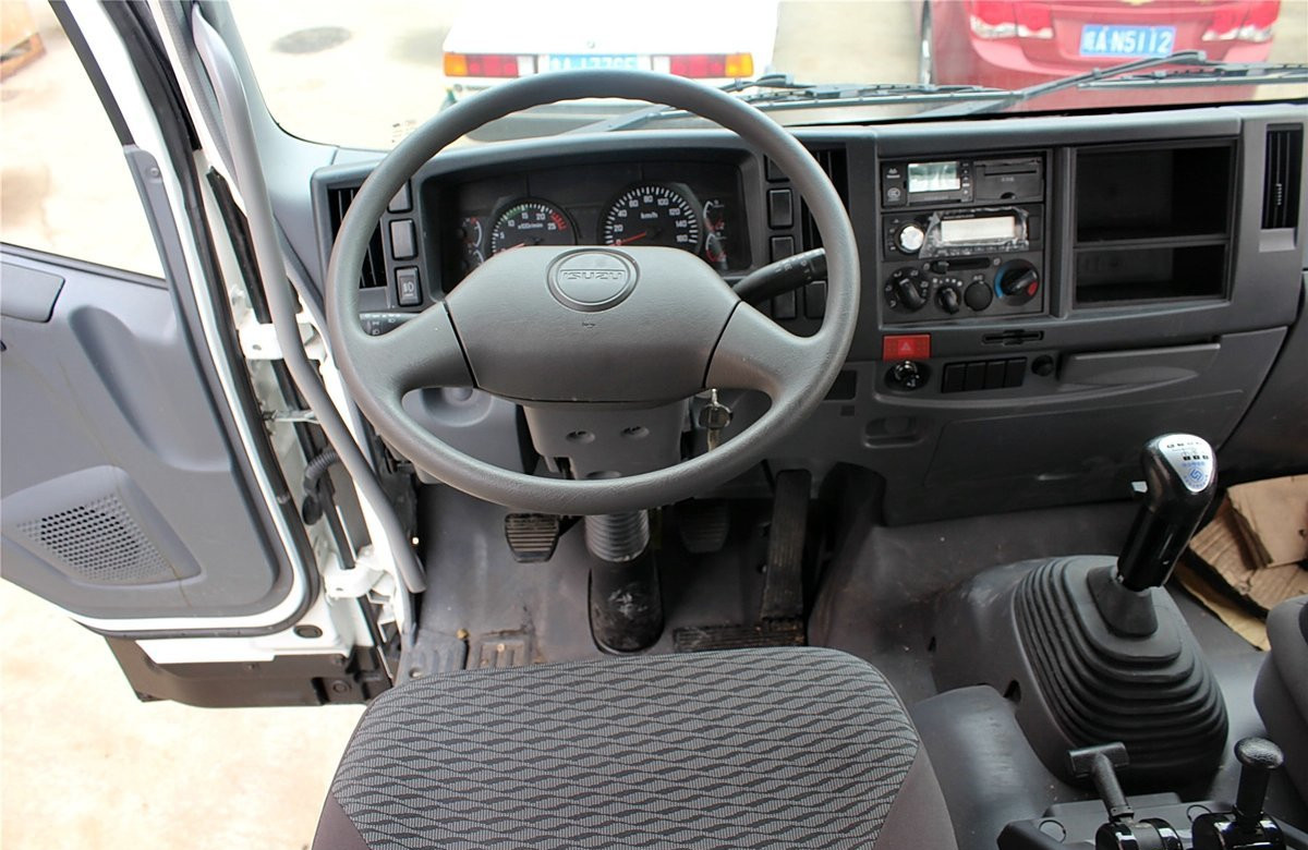 4х2 тракторный грузовик с одним деф ISUZU Двигатель Deisel двигатель 350 л.с. Евро 4 выхлопная труба и половина кабины