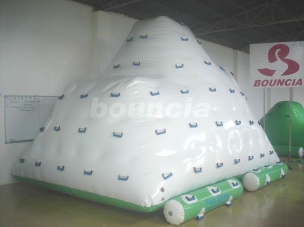 Um deslizamento do lado e três lados que escalam o iceberg inflável da água