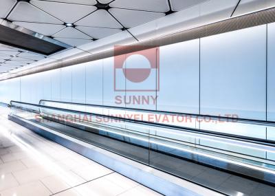 O elevador da passagem movente do aeroporto e a escada rolante ENSOLARADOS 0.5m/s apressam-se