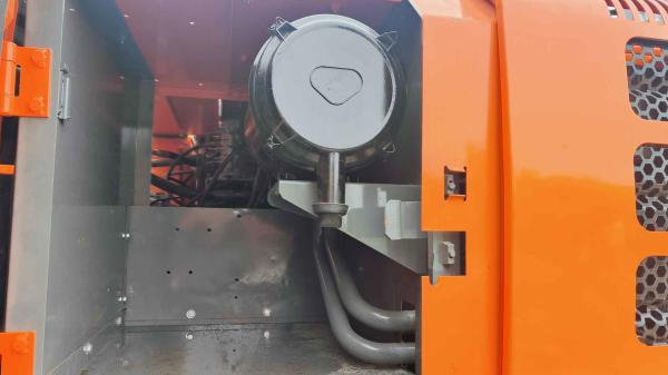 Good condition 19400KG Orange Second-hand Hitachi Excavator Zx200 with  3.4/5.5km/h  Walking Speed