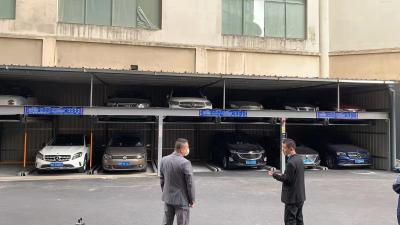 Um estacionamento comercial de dois níveis levanta o sistema do estacionamento do carro do enigma da movimentação da corda