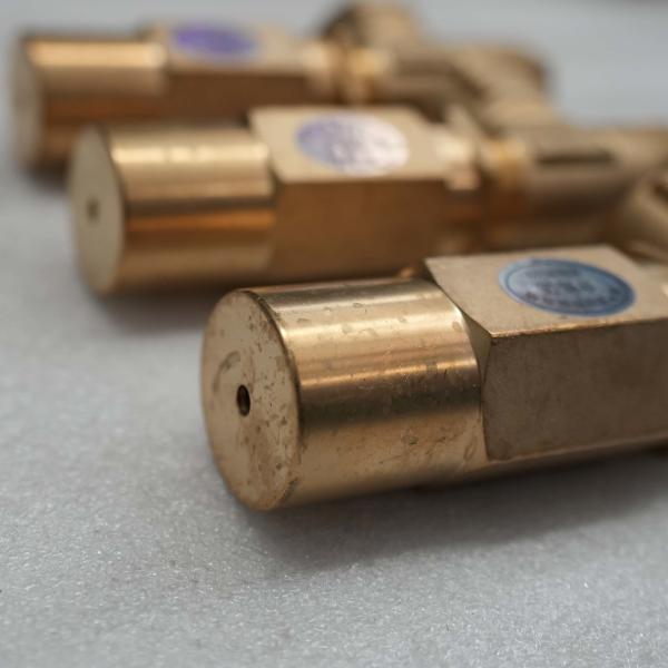 Soupape de sécurité pour balayeuse-laveuse : Protège la pompe à eau haute pression et régule le circuit d'eau