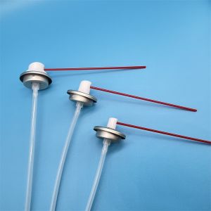 Valve de lubrification WD-40 compact pour petits aérosols, kits de voyage et réparations en déplacement, avec un design discret.