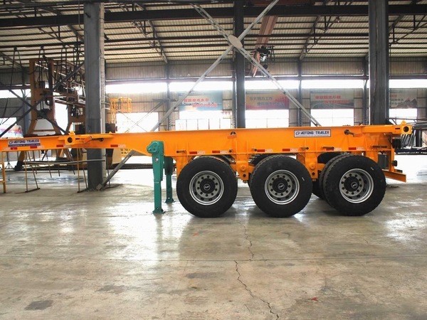 El tren de aterrizaje estándar de 60 metros cúbicos, el tractor lateral hidráulico, el tirador, el semirremolque