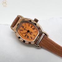 La mode, le cadran blanc, les dames, la montre de poignet en quartz, avec bandes en cuir et mains lumineuses.