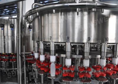 A máquina de enchimento quente automática, vidro engarrafou o suco de uva que faz a máquina