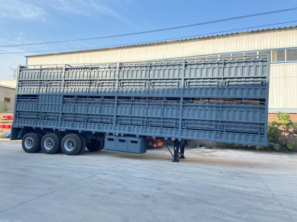 Livestock Transport Trailer Cattle / Cow Fence Carrier Truck with Jost E100 Landing Gear