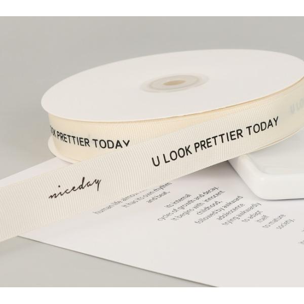 Ленты обруча подарка именниного пирога нервюры стиля INS орденская лента букета бежевой английская