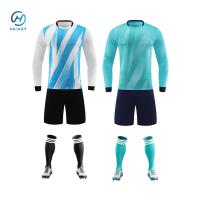 Manténgase fresco y seco con la camiseta de fútbol de malla de poliéster ligera en colores vibrantes del equipo