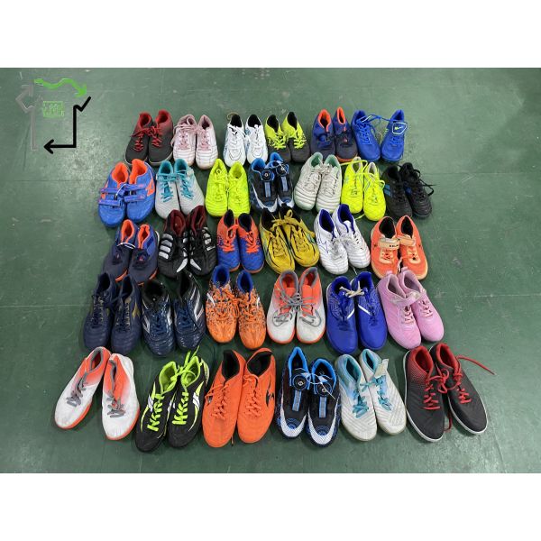 Mixed Styles Second Hand Football Shoes Chinese Branded Used Children Soccer Shoes