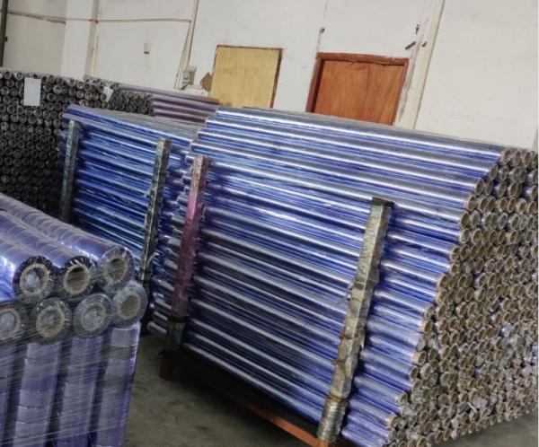 Nenhum filme azul claro pegajoso 42PHR 28kg do PVC do rolo 0.05mm da folha do PVC para o colchão
