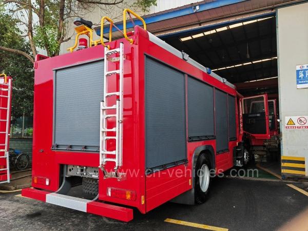 Camion de pompier à poudre sèche Sinotruk HOWO 4 tonnes, camion-citerne de pompiers 4X4