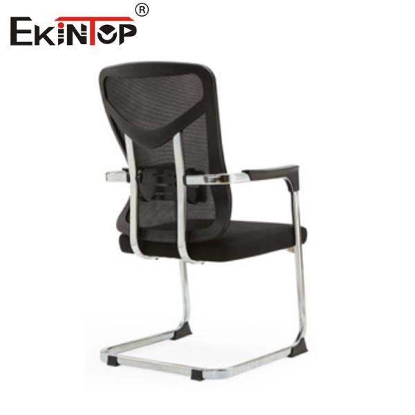Chaise de bureau de taille standard avec cadre métallique et accoudoirs