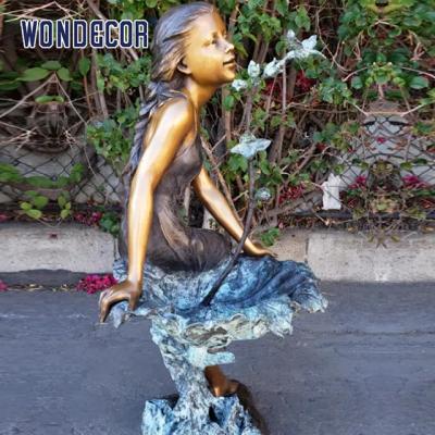 Decoração personalizada do jardim, estátua de bronze do vida-tamanho de uma menina que senta-se nas ondas