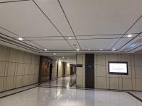 Hôtel Banque Hall 2/2/0.5mm Panneaux en bois microporteux Carreaux de plafond en MDF Planche acoustique